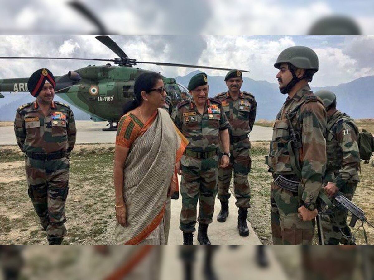 रक्षा मंत्री ने अपने कश्मीर दौरे के दौरान घाटी में सुरक्षा स्थिति की समीक्षा की