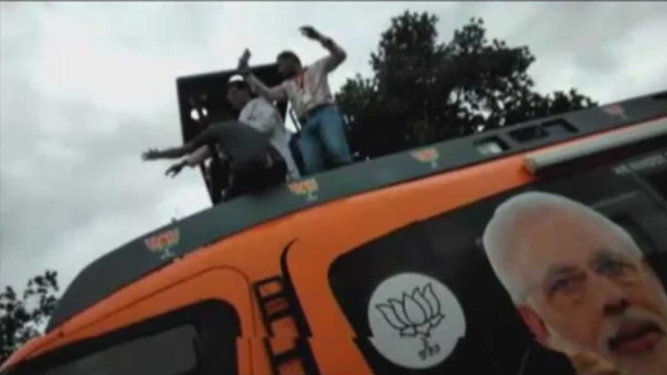 पत्थर फेंकने के साथ ही दिखाए काले झंडे Black Flags shown to Shivraj Singh Chauhan