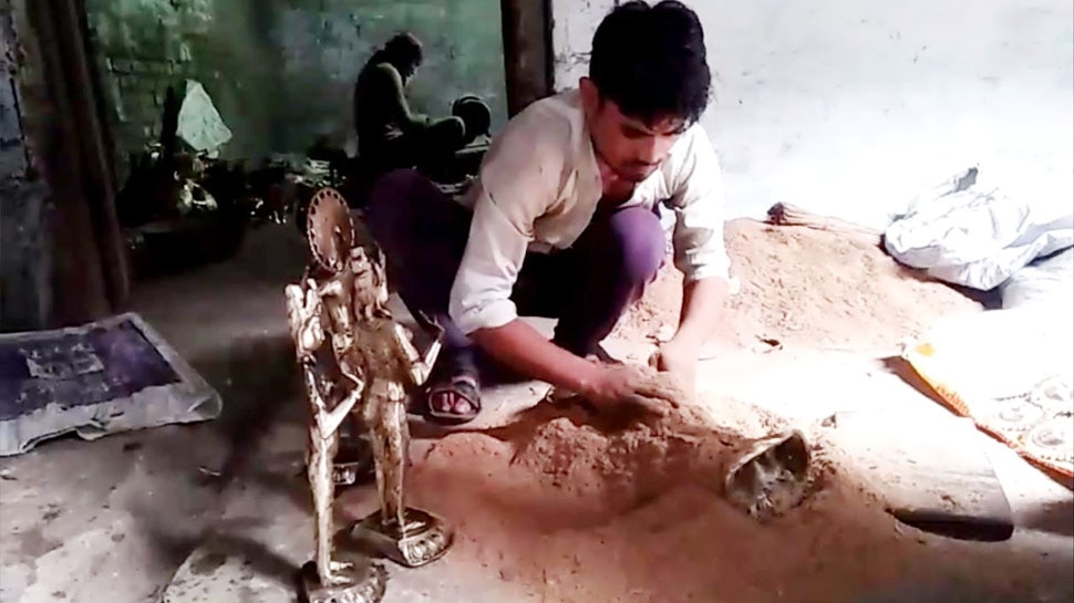 मची हुई है जन्माष्टमी की धूम Muslims are making brass sculptures