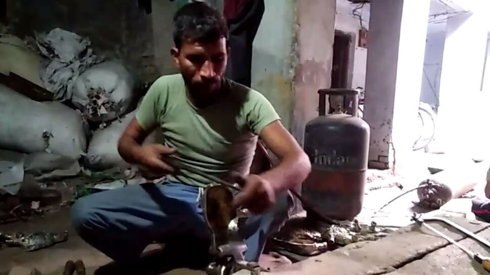 पिछले कई सालों से लगे हैं इसी काम में Muslims are making brass sculptures