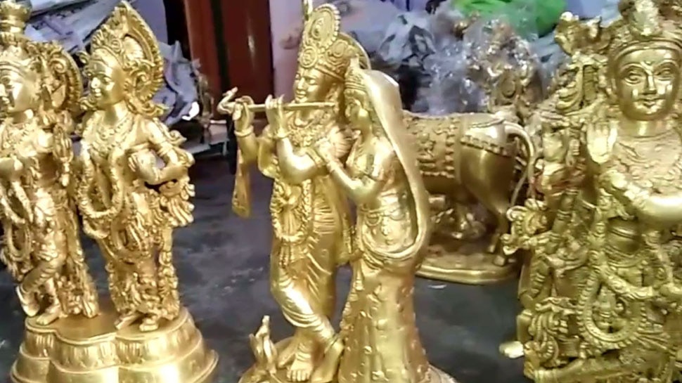 घर के लोग भी इसी काम में लगे हैं Muslims are making brass sculptures