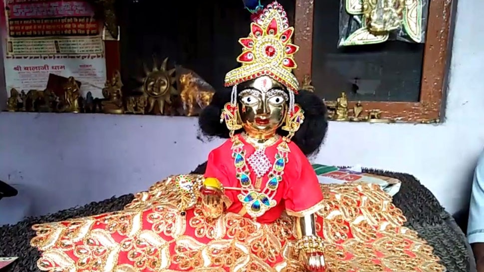 सब मिलकर करते हैं काम Muslims are making brass sculptures
