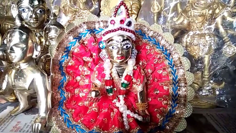 अमेरिका में भी पूजे जाएंगे अलीगढ़ में बने श्रीकृष्ण Muslims are making brass sculptures