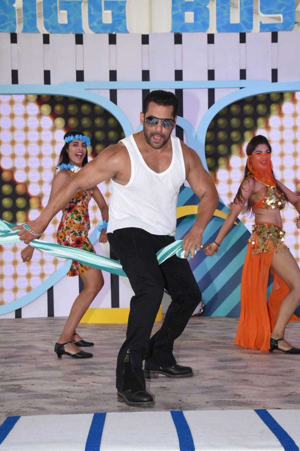 Bigg Boss 12 Launch In Goa Salman Khan Towel Dance Goes Viral From The Location Bigg Boss 12