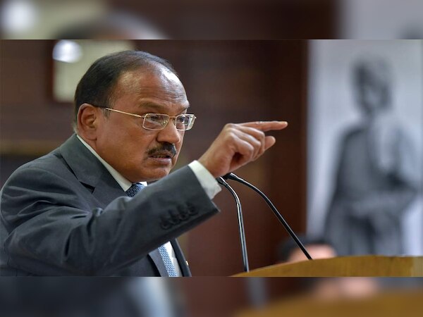  बता दें एनएसए अजित डोभाल ने मंगलवार को कहा कि जम्मू-कश्मीर के लिए अलग संविधान होना संभवत: एक ‘त्रुटि’ थी. (फाइल फोटो साभार -PTI)