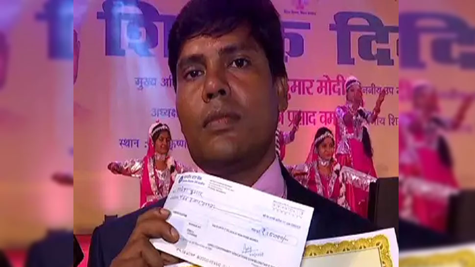 बिहारः राजकीय सम्मान प्राप्त नियोजित शिक्षक ने पुरस्कार का पैसा केरल बाढ़ पीड़ितों को दिया दान