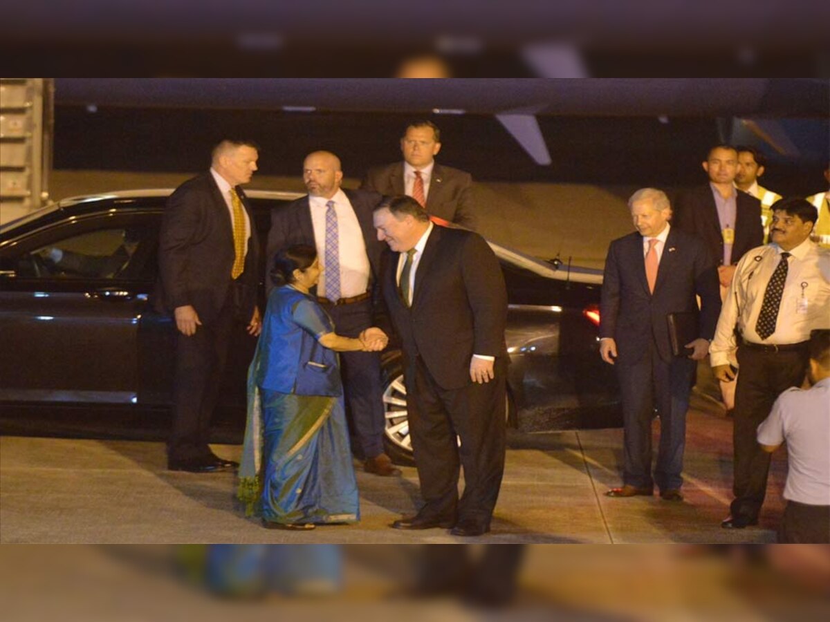 अमेरिकी विदेश मंत्री माइक पोम्पिओ स्वागत करतीं विदेश मंत्री सुषमा स्वराज  (फोटो साभार - IANS)