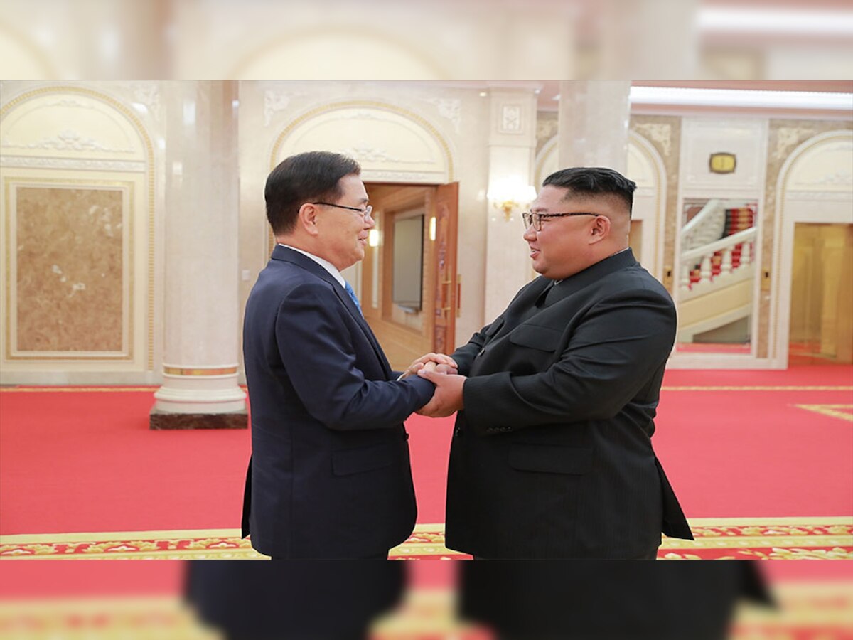 दक्षिण कोरिया के शीर्ष राष्ट्रीय सुरक्षा सलाहकार चुंग यूई-योंग (एल) ने किम जोंग उन से मुलाकात की... (फोटो- IANS)
