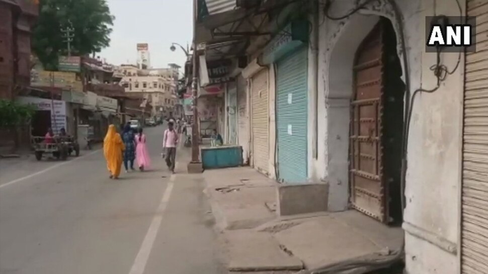 पुलिस के जवान तैनात Police force on road
