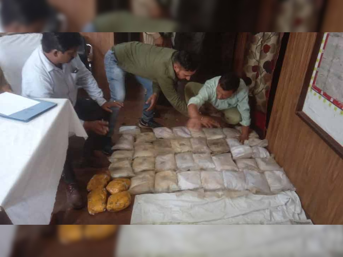 एनसीबी ने ज़ी न्यूज़ को बताया की गिरफ्तार 2 कश्मीरी युवकों ने बताया की उनके पास किसी के जरिये आई थी उनका काम ड्रग्स को पंजाब तक पहुंचना था.