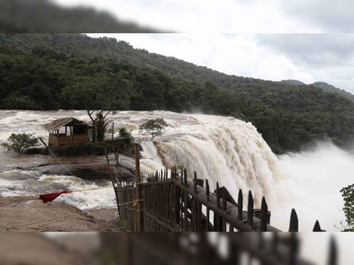 केरल में बाढ़ के कारण लाखोंं लोग प्रभावित हुए हैं. (फाइल फोटो)