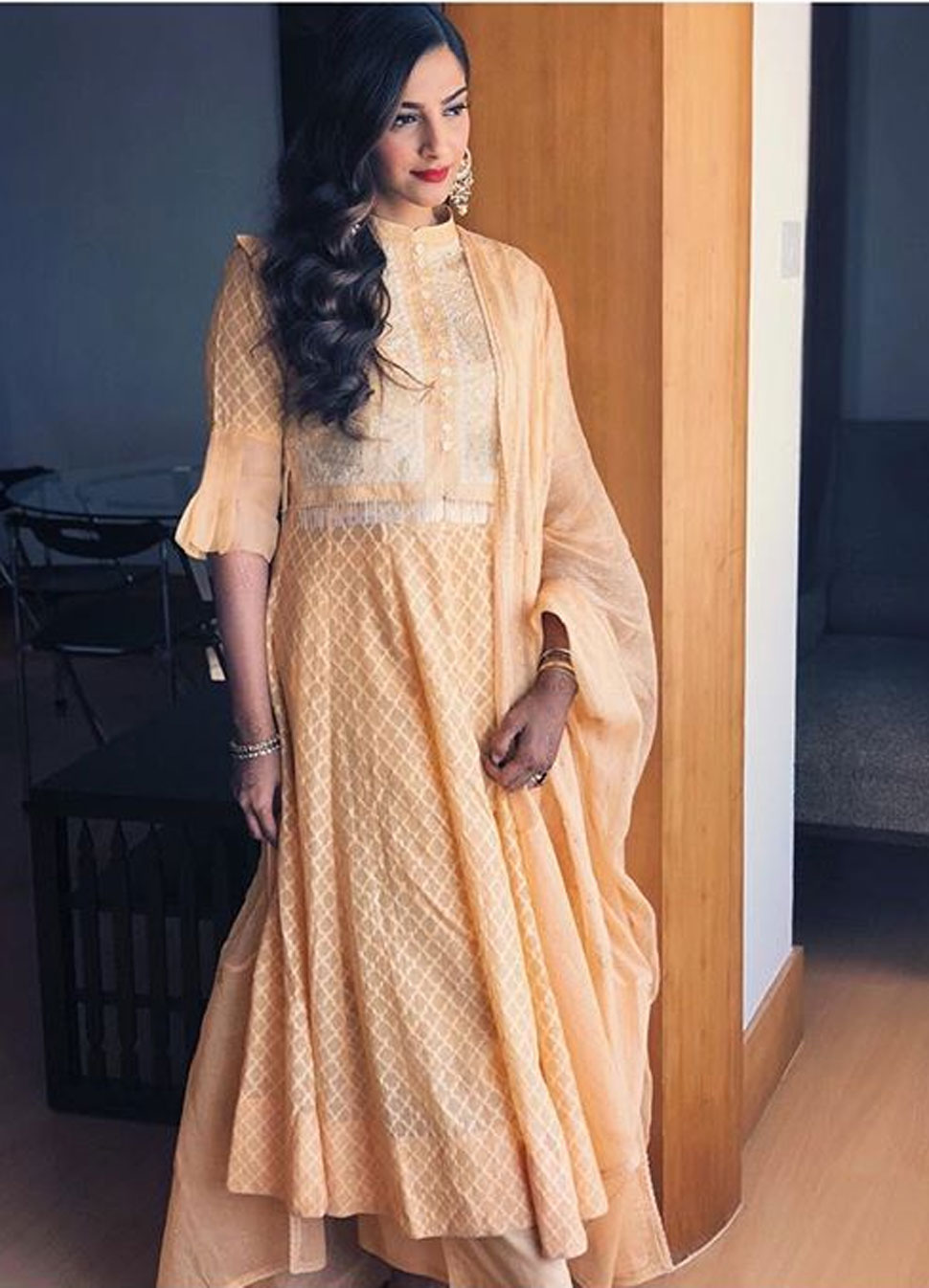 मल्टी कलर और प्लाजो का कॉम्बिनेशन है हिट Lifestyle, Bollywood Celebs, Office Look, Ethnic Look