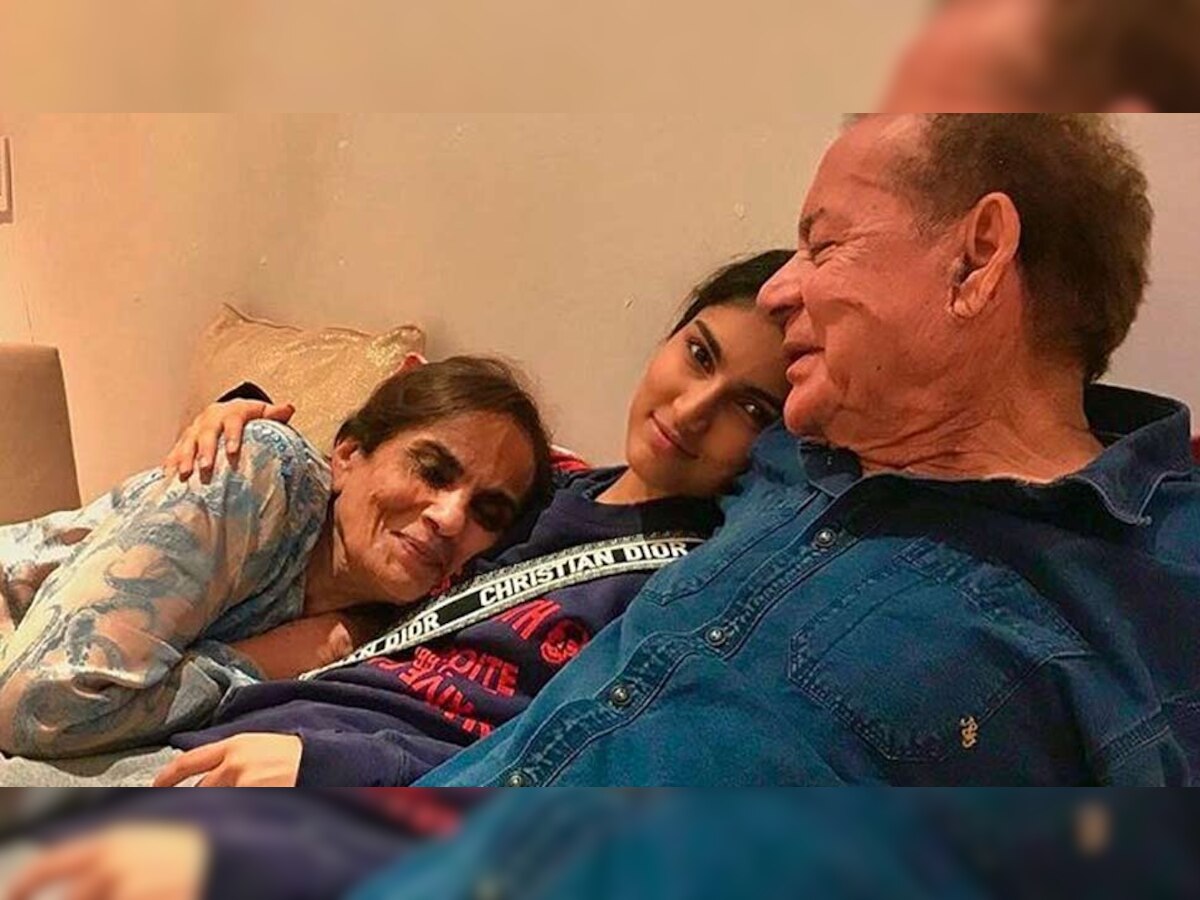 सलमान खान के माता-पिता के साथ कुछ यूं नजर आईं एलिजा (फोटो साभार:@beingsalmankhan/Instagram)