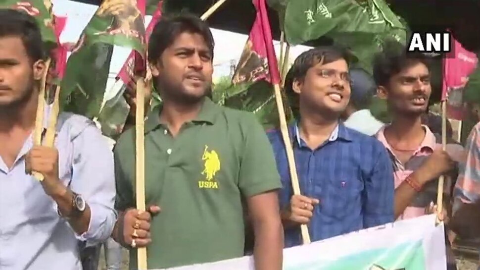 रोकी गई ट्रेन Train lines blocked by protesters
