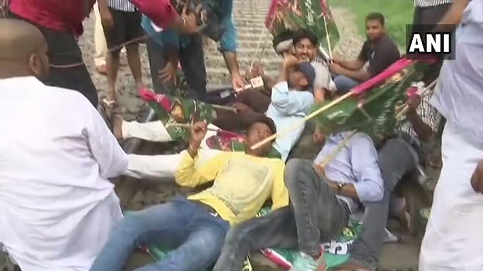 पटरियों पर लेट गए कार्यकर्ता Congress workers