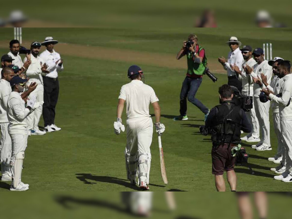 एलिस्टेयर कुक का यह 161वां और आखिरी टेस्ट मैच है. उन्हें मैच से पहले दोनों टीमों और अंपायरों ने गॉर्ड ऑफ ऑनर दिया. (फोटो: PTI)