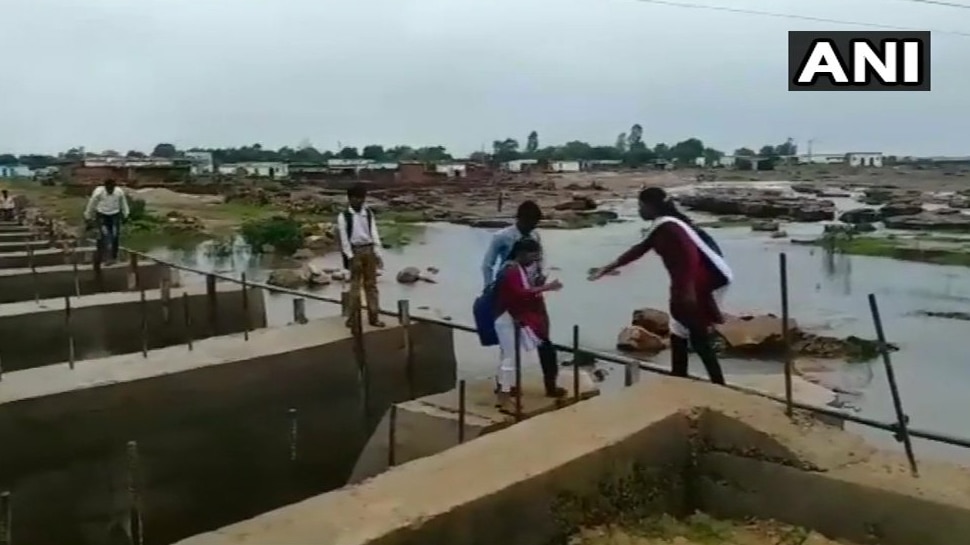 एक-दूसरे का हाथ पकड़कर पार करते हैं नदी Student risking their lives