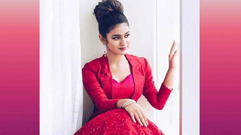 ग्लैमरस लुक को फैंस ने किया पसंद Priya Prakash varrier new look hot Look is going Viral