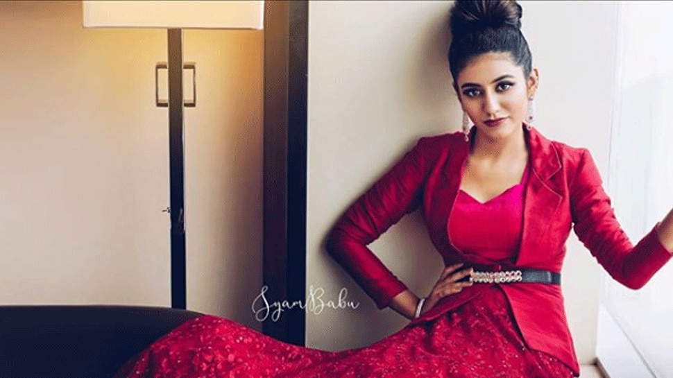प्रिया प्रकाश के ड्रेस में लगे चार चांद Priya Prakash varrier new look hot Look is going Viral
