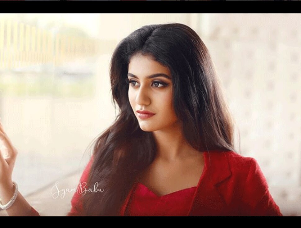 प्रिया प्रकाश का हिट अंदाज Priya Prakash varrier new look hot Look is going Viral