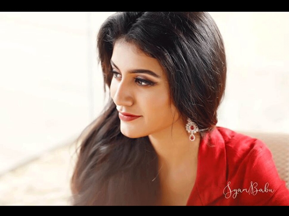 पहली फिल्म है 'उरु उदार लव' Priya Prakash varrier new look hot Look is going Viral