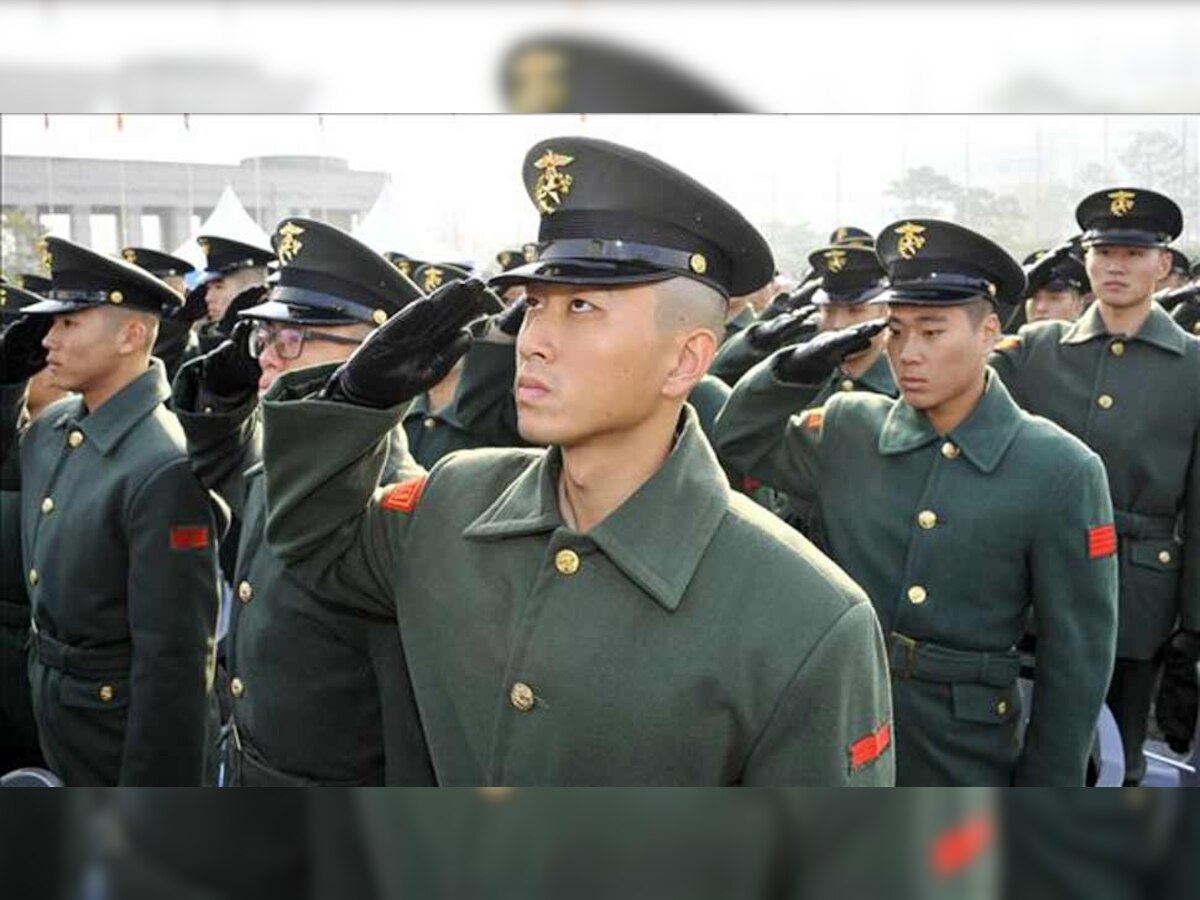 दक्षिण कोरिया में शारीरिक रूप से सक्षम सभी व्यक्तियों के सेना में पंजीकरण कराना जरूरी है.(फोटो- Reuters)