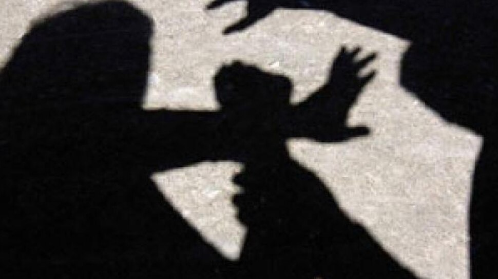 यौन हिंसा की घटनाएं नहीं भूल पातीं महिलाएं woman never forget Sexual harassment