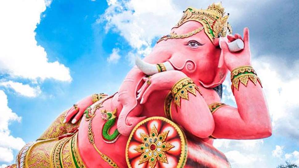 गणेश जी की आरती करके प्रसाद बांटेंं Ganesh Chaturthi Puja 2018