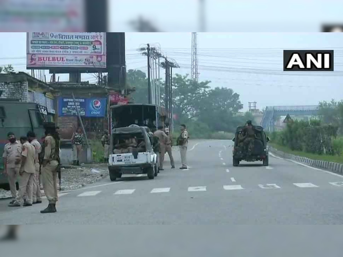 जम्मू के वरिष्ठ पुलिस अधीक्षक (एसएसपी) विवेक गुप्ता ने को बताया कि पुलिसकर्मी राजमार्ग पर एक जांच चौकी पर तैनात हैं, ताकि आतंकवादियों को पकड़ा जा सके. 