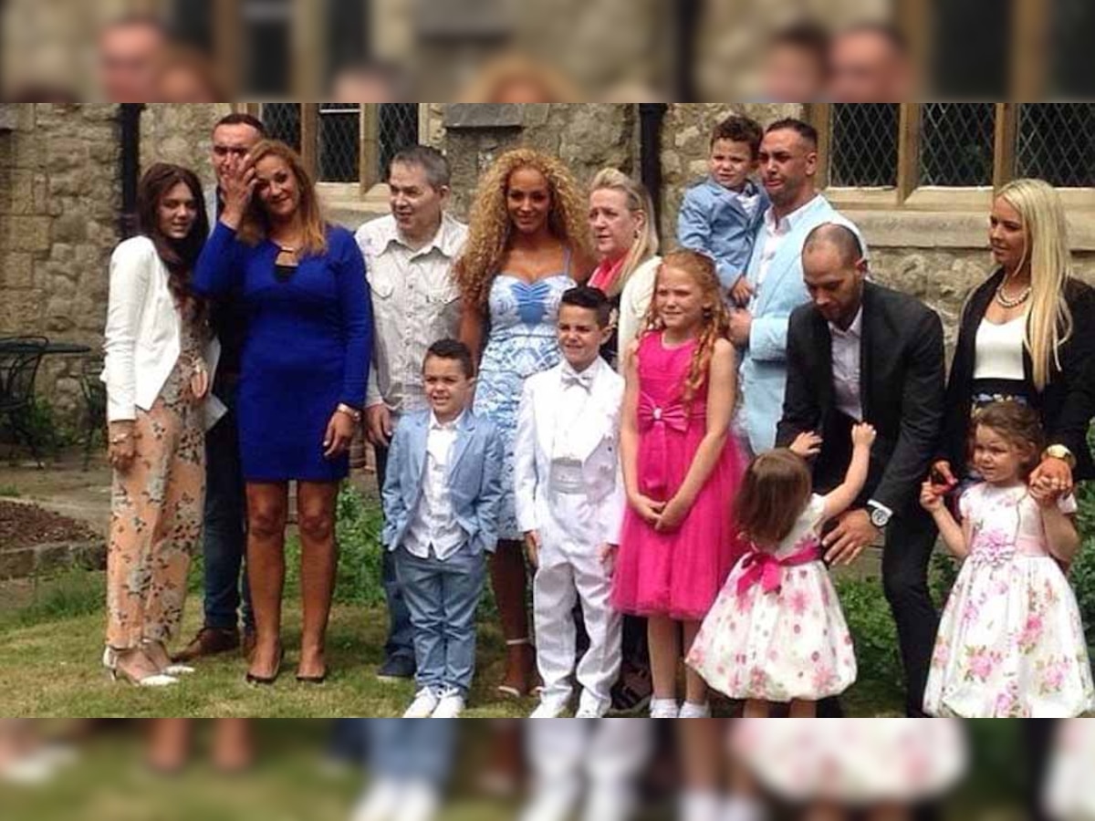 अपने परिवार के साथ ट्रेसी ब्रीटेन(दाएं नीली ड्रेस में). photo : facebook 
