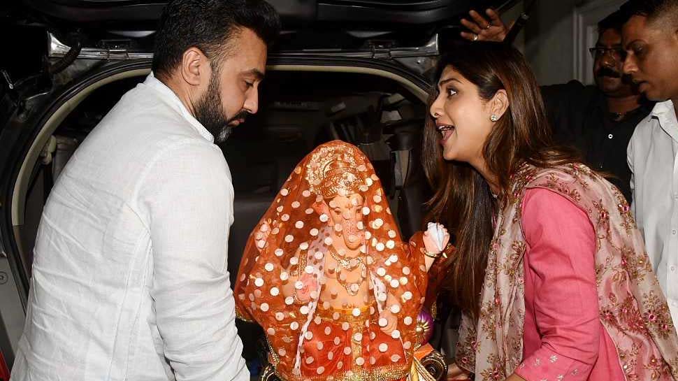 पति के साथ शिल्पा शेट्टी Shilpa Shetty with son and Husband Raj Kundra