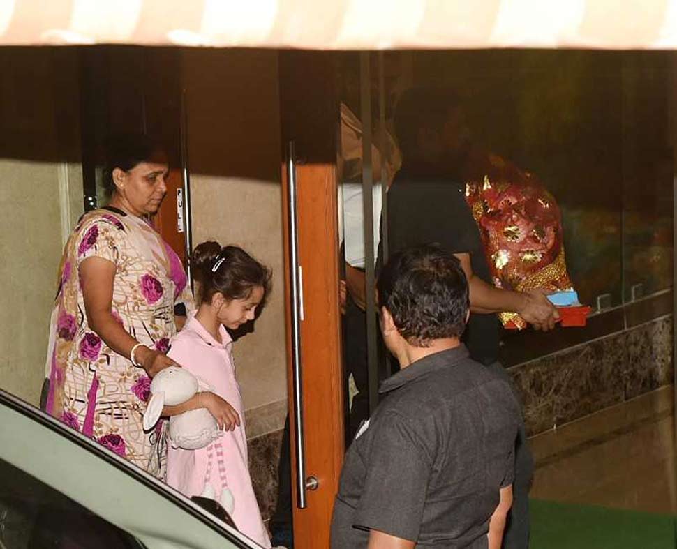संजय दत्त भी गणेशा को घर लेकर आए Sanjay Dutt also bring Ganesha to his home