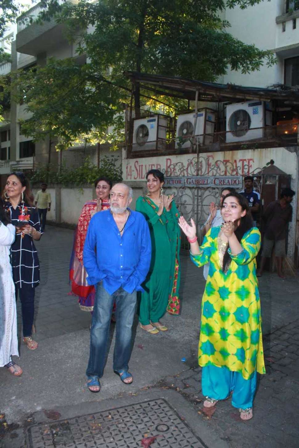 गणेशजी के घर आगमन पर डांस करती जेपी दत्ता की बेटी filmmaker JP Dutta at his Home with daughters