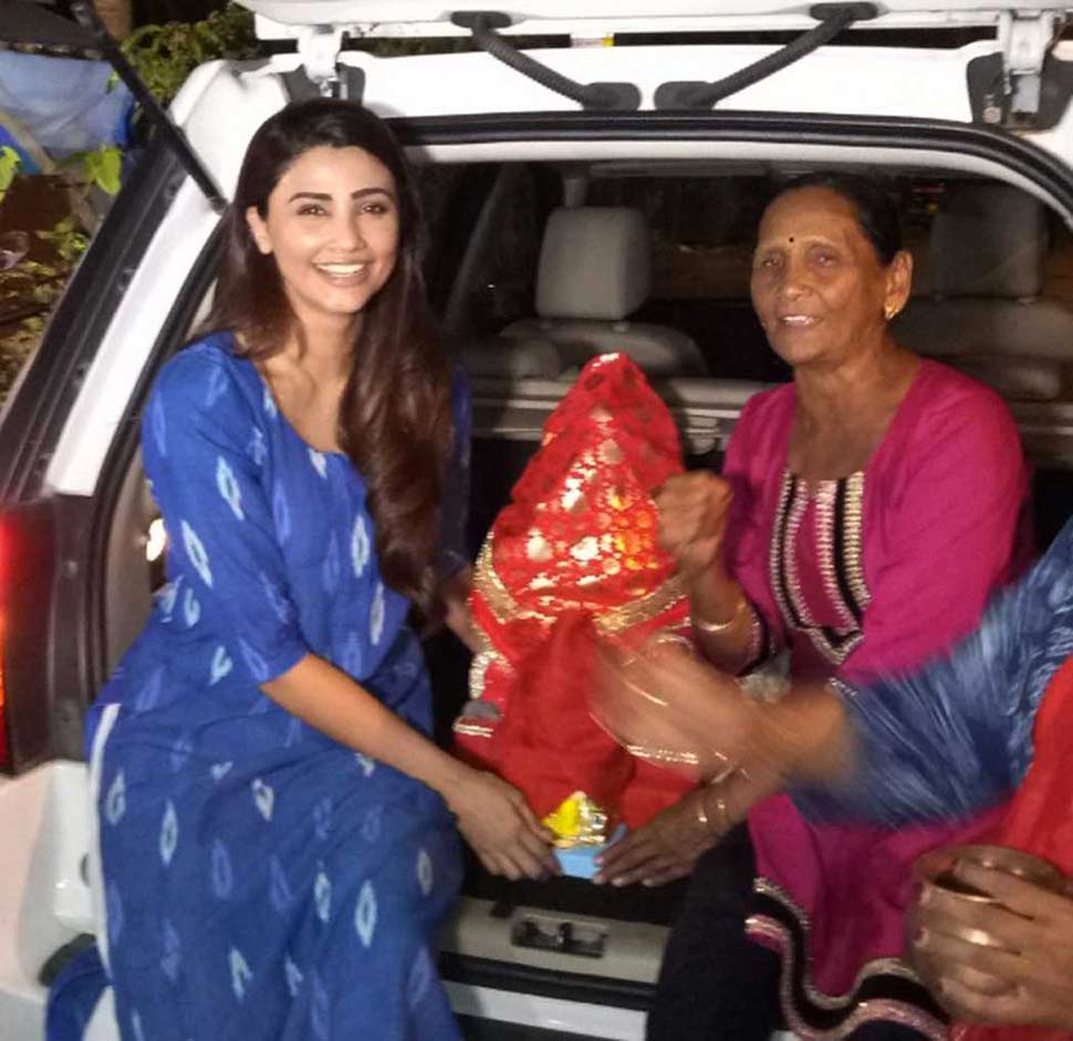 एक्ट्रेस डेजी शाह बप्पा के साथ Bollywood Actres Daisy Shah with Ganpati