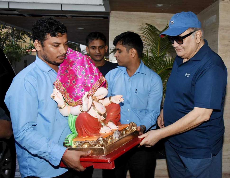 कपूर फैमिली में भी हुआ बप्पा का स्वागत Rishi kapoor Bring small Ganesha at home