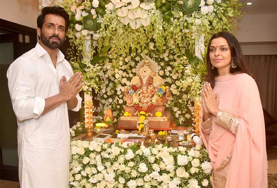 पत्नी के साथ एक्टर सोनू सूद Actor Sonu Sood with wife