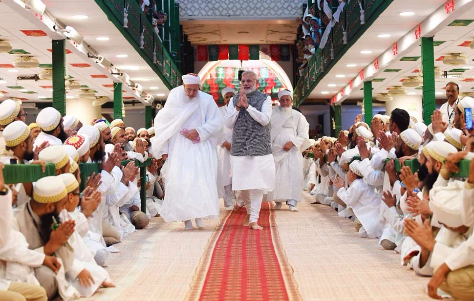 मुस्लिम धर्मगुरु को पीएम ने लगाया गले PM Narendra Modi at saifee nagar mosque indore