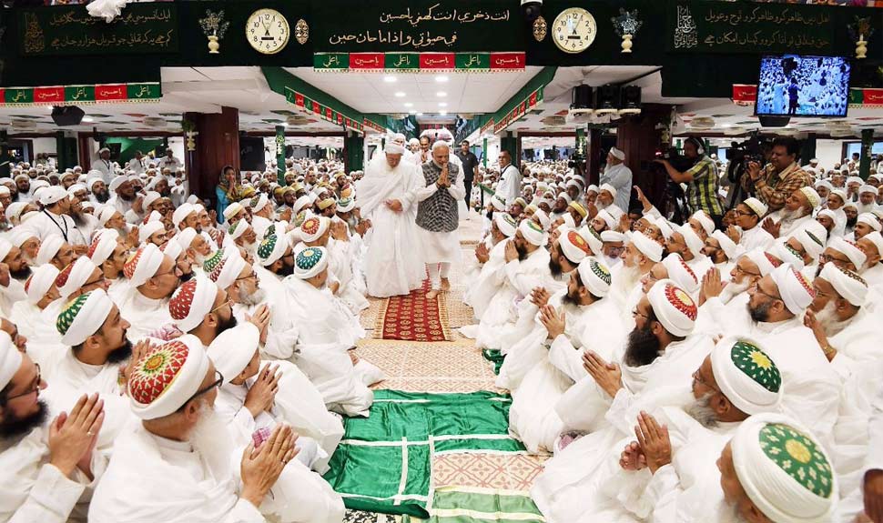 सैफी मस्जिद में नंगे पैर पहुंचे PM मोदी Photos of PM Modi from saifee nagar mosque