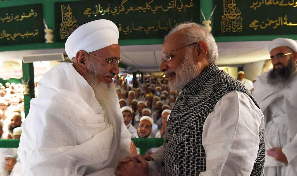पीएम मोदी सैफी मस्जिद में मजलिस में भी शामिल हुए PM Modi spend 30 minutes at Saifee Nagar mosque