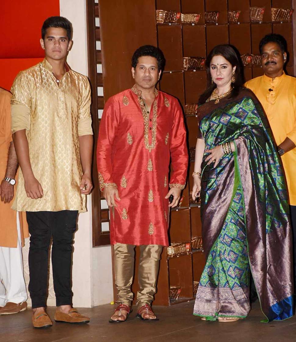 सचिन तेंदुलकर पत्नी अंजनी और बेटे अर्जुन के साथ दिखे Sachin Tendulkar with wife and Son