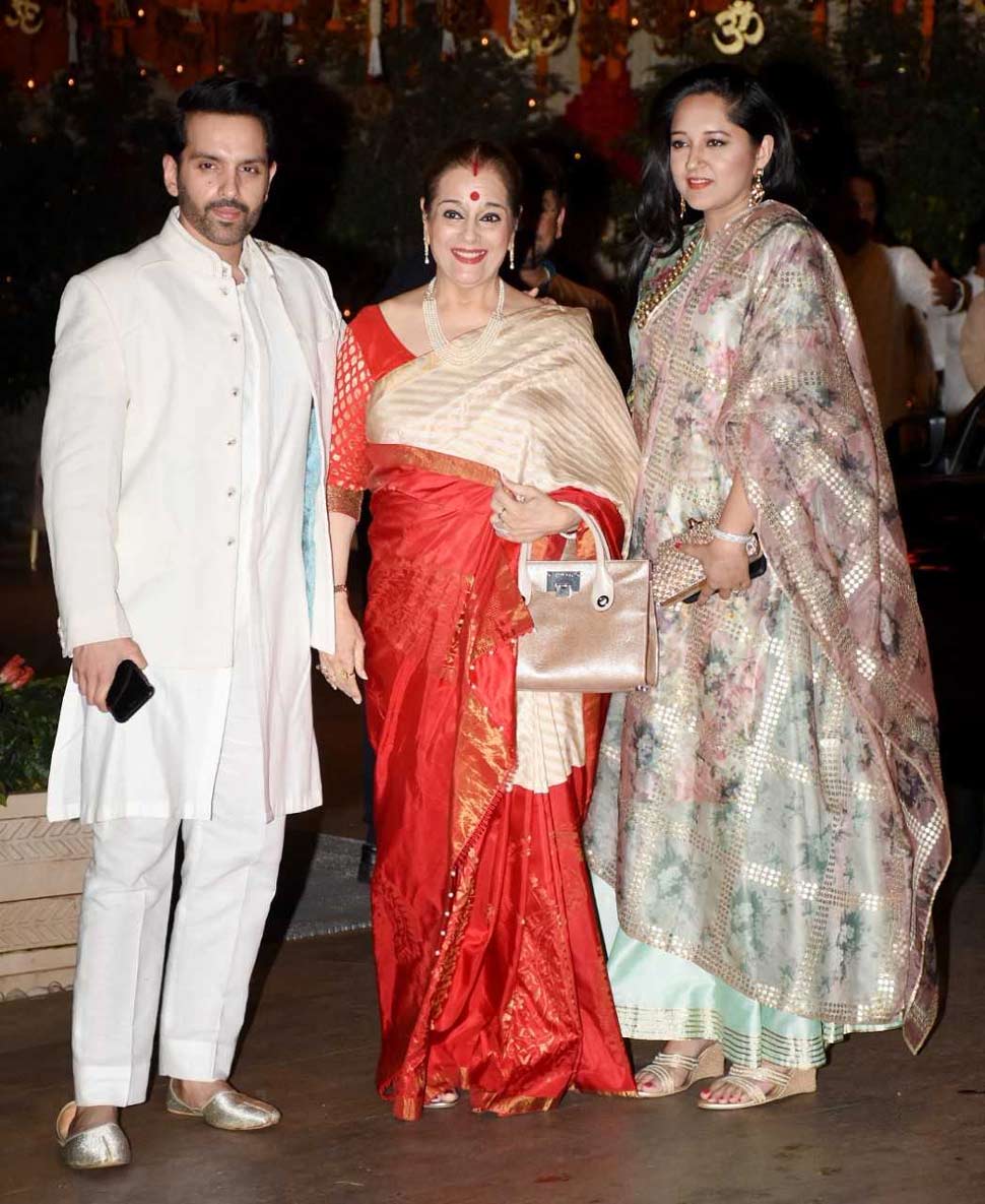 पूनम सिन्हा अपने बेटे और बहू के साथ पहुंचीं Poonam Sinha With son and daugther in Law