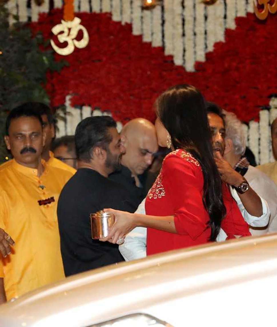 गणेशोत्सव पर सलमान खान के साथ कटरीना नजर आईं Bollywood Actor Salman khan with katrina Kaif