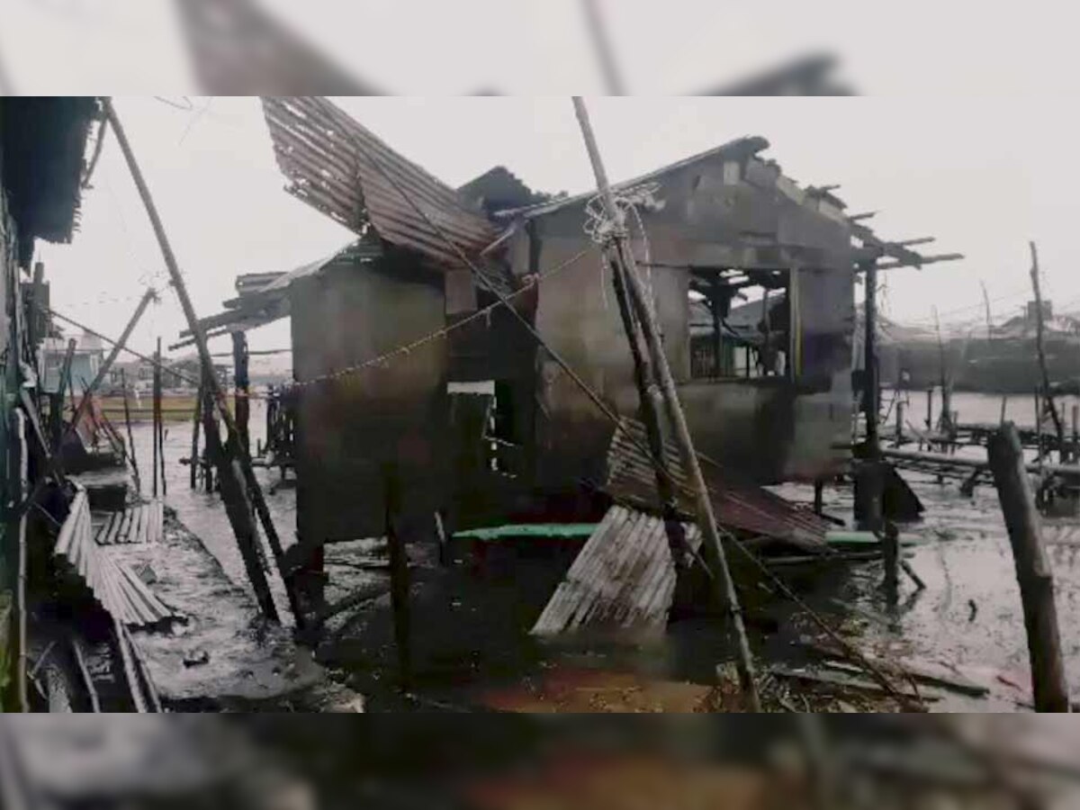 तेज हवाओं और बारिश के कारण कई मकान नष्ट हो गये और भूस्खलन हुआ..(फोटो- Reuters)