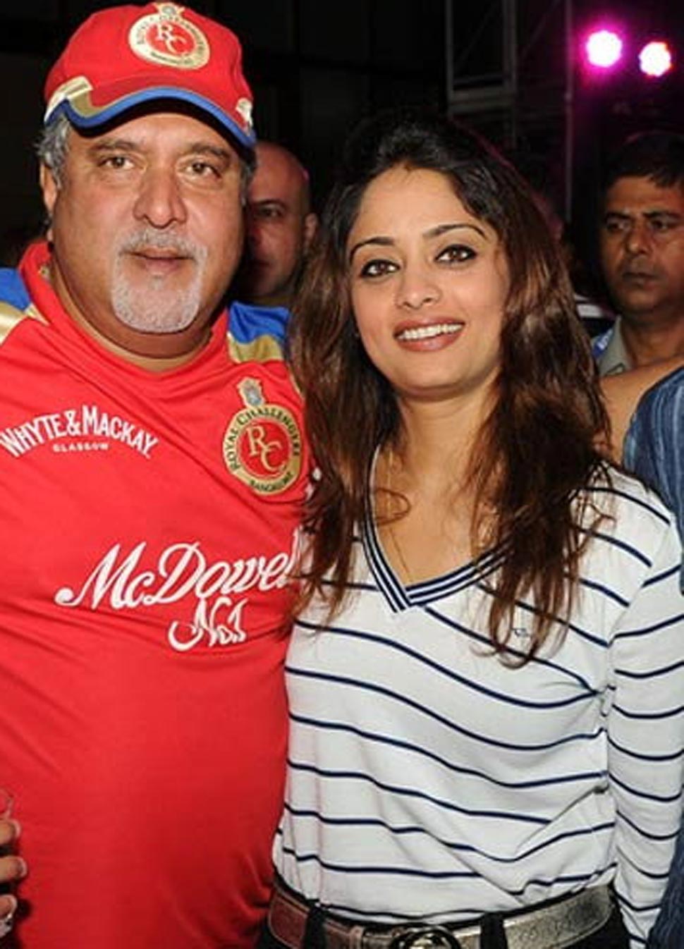 किंगफिशर में एयर होस्टेस थी पिंकी Pinky Lalwani is former Air Hostess of Kingfisher Airline