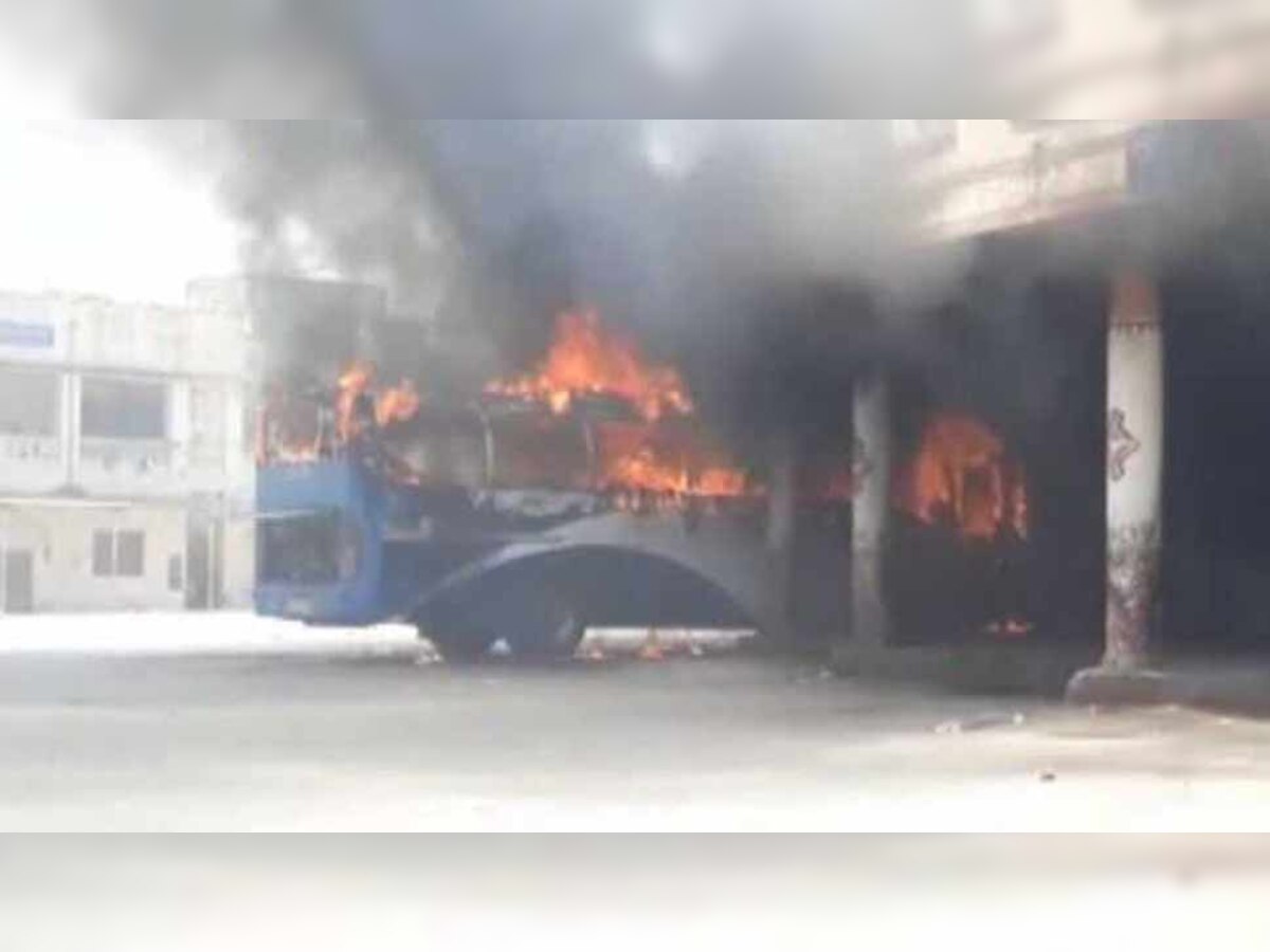 सूचना पाकर अग्निशमन विभाग की गाड़ियों ने वहां पहुंचकर आग पर काबू पाया.