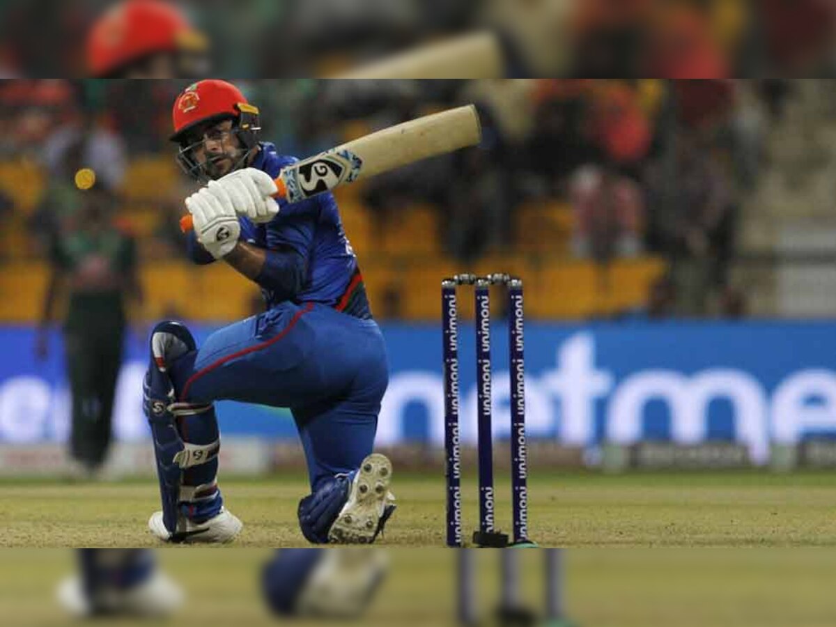 अफगानिस्तान के राशिद खान ने वनडे करियर का तीसरा अर्धशतक जमाया और दो विकेट भी झटके. (फोटो: IANS)