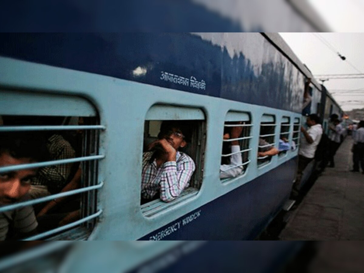 भारतीय रेल ऑनलाइन सुविधाओं को बढ़ाने पर जोर दे रही है (फाइल फोटो)