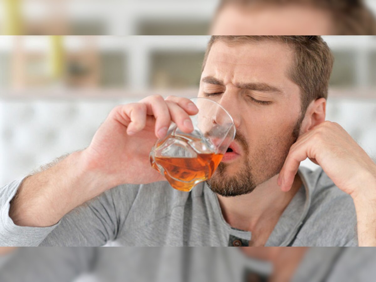 रिपोर्ट में कहा गया कि शराब की वजह से होने वाली मौतों में से तीन चौथाई से ज्यादा के शिकार पुरुष होते हैं.(प्रतीकात्मक तस्वीर)