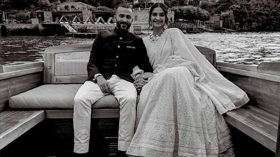 सोनम कपूर अपने पति आनंद आहूजा के साथ पहुंची