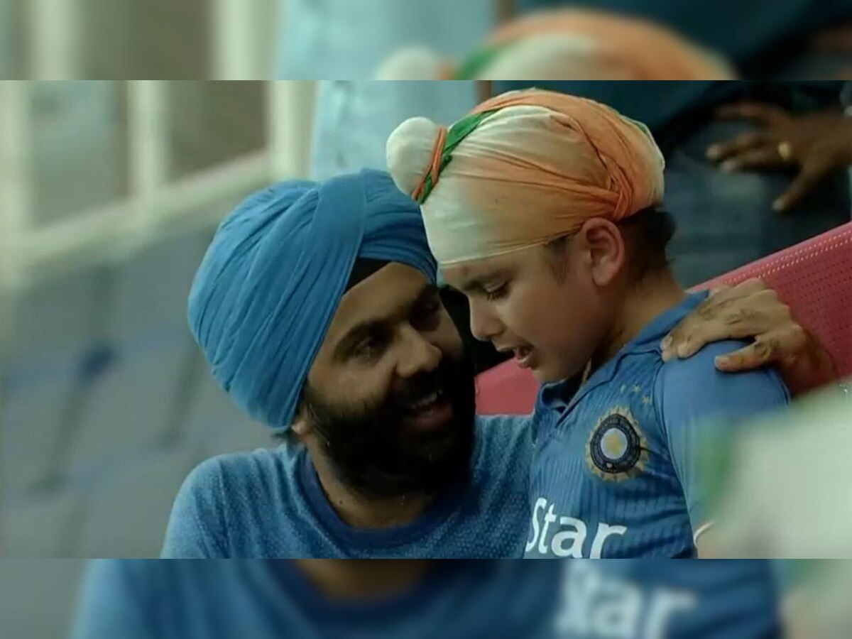 भारत अफगानिस्तान मैच के टाई होने पर रोने वाले बच्चे को अफगानिस्तान खिलाड़ियों ने खुश कया. (फोटो : Twitter)